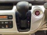 CVT車のセレクトレバーです。低速から高速まで、変速ショックのないスムーズな走りを実現するとともに、エンジン効率のよい領域を維持することで燃費にも貢献します。