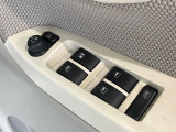 【電動格納ミラー】サイドミラーは電動格納式となっており、狭い駐車場でもキズがつくリスクを抑えられます。