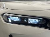 【LEDヘッドライト】悪天候や夜間走行時も良好な視界を確保し安心して運転できる高輝度LEDヘッドライトを装備!点灯速度が早く、消費電力も抑えられています。