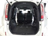 三列目シートは、折りたためますので大きなスペースが出来ちゃいます。キャンプ用品など大きな荷物もばっちり収納可能です♪