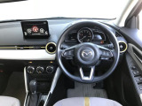 【運転席インテリアデザイン】左右対称のインテリアデザインでドライバーを包み込み運転に集中できるように設計されています。