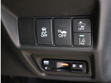 『1台』のお車に対して、3名体制で日々議論を重ね仕入れを行っております。