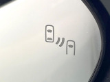 【ブラインドスポットモニター】走行中、ドアミラーの死角になりやすい箇所に後続車が接近するとサイドミラーのレンズに警告を表示!ドライバーに注意喚起をしてくれます。