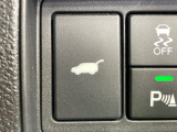 【パワーバックドア】スマートキーや運転席のボタンを押すだけでリアゲートが自動で開閉します!荷物を持っている時や、高い位置にあるバックドアを閉める際に便利な機能です♪