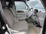 インストシフトノブの採用で、前席の足元は広いスペースを確保しています。運転席、助手席間を自由に移動できます!シフトノブの位置がステアリングに近いので、運転もしやすいです☆