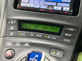 【オートエアコン】一度お好みの温度に設定すれば、車内の温度を検知し風量や温度を自動で調整。暑い…寒い…と何度もスイッチ操作をする必要はありません。快適な車内空間には必須の機能ですね♪