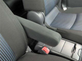 運転席にアームレストを装備しております。