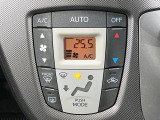 【オートエアコン】一度お好みの温度に設定すれば、車内の温度を検知し風量や温度を自動で調整。暑い…寒い…と何度もスイッチ操作をする必要はありません。快適な車内空間には必須の機能ですね♪