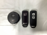 スマートキーを装備しています。鍵を差し込むことなくドアロックの開け閉めと、スタートボタン操作でのエンジンスタートができます。加えて、純正リモコンエンジンスターター用の操作キーもついています。