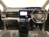 車内は光触媒抗菌消臭施工済です。インパネ周りはスタイリッシュなデザインで機能や装備も充実しています。グローブボックスやカップホルダーのほかにトレーなどたくさんの収納スペースが付いています。
