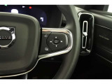 ステアリングの右側スイッチでは、オーディオのボリューム操作や車両の燃費情報を確認できます