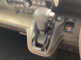 インパネシフトを採用しているので、前席の足元も広々としています。運転席と助手席の行き来もスムーズです!