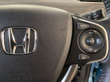 ハンドルにHondaセンシング系のクルーズコントロールやレーンキープアシストなどの操作スイッチが装備されています。ハンドルから手を離さず安全に操作できます。