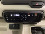 セレクトレバーの左上にオートエアコンがついてますので、お好みの温度をセットするだけで風の強さや風量を自動で調整します。スイッチやダイヤルの簡単操作で快適に過ごせます。