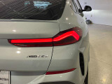 L字型リアコンビランプ:BMWの伝統的なデザインのひとつです。夜間でも誰が見てもBMWとわかる印象的なデザイン。