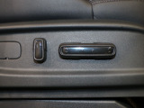 パワーシート装備車です。電動でシートが動きます、高級感がありとても便利な機能です!