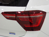 LEDテールランプ(ダイナミックターンインジケーター付き)特徴的な配光パターンによって後続車からの視認性が高まり、万一の追突の危険性を軽減します。