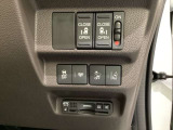 両側電動スライドドアは運転席から操作ができるよう、操作スイッチが付いています。その下にはETCがついています。高速道路の料金所の通過も楽々です!。 カードの取り出しもしやすい場所についています。