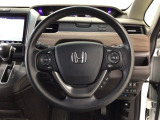 【ハンドル】運転にかかわる様々な操作を安全に行えるように視点移動が少なく操作性に配慮されたスイッチ類が凝縮されたコックピットです。
