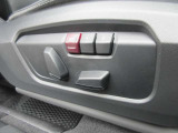運転席メモリー付きフロント電動シート装備。