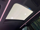 【サンルーフ】開放感たっぷりの希少装備、サンルーフが装着されています!車内に明かりを取り入れたり景色を楽しむ以外にも、車内の空気も簡単に換気できて快適です!