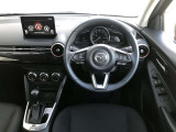 【運転席インテリアデザイン】左右対称のインテリアデザインでドライバーを包み込み運転に集中できるように設計されています。