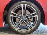 【BMWアロイホイル】軽量かつ強度に拘ったアロイホイル。走行性能ポテンシャルを引き出す設計。車の足元を引き締めてくれる大きなポイントはアロイホイルです。