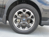 純正17インチアルミホイール。 タイヤサイズは225/60R17。