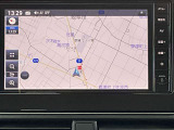 日産純正9インチメモリーナビ(MM223D-L)装備。スマートフォンによる部分地図更新、Bluetooth接続での音楽視聴、快適な画面操作と高音質なオーディオ再生。無料地図更新付きです。