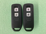 スマートキーを装備しています。鍵を差し込むことなくドアロックの開け閉めと、スタートボタン操作でのエンジンスタートができます。スペアキーも同じものを用意しております。