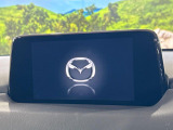 【8インチマツダコネクト】車内の雰囲気にマッチした大型のディスプレイ。スマホ接続でのナビ使用やBluetooth再生等、様々な機能が楽しめます。直感的なダイヤル操作が可能で、使い勝手も良好です。