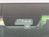 【三菱e-Assist】走行中に前方の車両等を認識し、衝突しそうな時は警報とブレーキで衝突回避と被害軽減をアシスト。より安全にドライブをお楽しみいただけます。