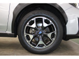 特徴的なデザインの17インチアルミホイールホイール♪★タイヤサイズ225/60R17、足元もおしゃれに飾ります♪