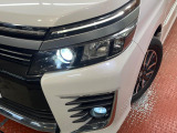 【LEDヘッドライト】悪天候や夜間走行時も良好な視界を確保し安心して運転できる高輝度LEDヘッドライトを装備!点灯速度が早く、消費電力も抑えられています。