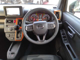 視界が良く操作しやすい運転席 様々なスイッチ類が安全と快適をお届けいたします。