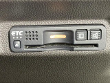 【ETC】有料道路を利用する際に料金所で停止することなく通過できる、ETC車載器(ノンストップ自動料金収受システム機器)が装備されています。セットアップを行うことで利用可能になります。