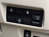 運転席の右側にはアイドリングストップ、ハンズフリーオートスライドドア等のスイッチがあります。
