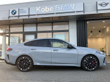 【BMWの伝統-3】BMWのお車は、“駆け抜ける歓び”を体現しております。走行の安定性とコーナリングの良さを追求し、思い通りにハンドルの操作可能です。