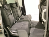 2列目シートは背もたれの角度調節ができるベンチシートになっております。長距離運転になってもゆったりとできるように、カップホルダー付きアームレストがついてます。