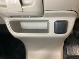 アクセサリーソケットはUSBのアダプターなどをつければ、スマホの充電にも使えます。周辺には物が置けるボックスがついています。