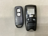 スマートキーを装備しています。鍵を差し込むことなくドアロックの開け閉めと、スタートボタン操作でのエンジンスタートができます。加えて、純正リモコンエンジンスターター用の操作キーもついています。