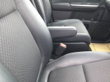 アームレスト装備。長時間の運転を快適にサポートしてくれます。