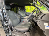 運転席まわりには十分なスペースがあり、大柄な方でもゆったり運転していただける環境です。