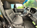 運転席まわりには十分なスペースがあり、大柄な方でもゆったり運転していただける環境です。
