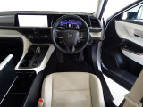 革巻きステアリングで快適な操作性の運転席です。