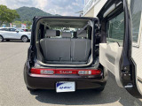バックドアは横開きです。後方にかなりのスペースを要しますが跳ね上げ式より少ない力で開けることができます。