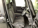 フロント広々、ベンチシートの運転席は、ハイトアジャスターが付いているので、快適にドライブができます。ハンドルはチルトステアリングで、ハンドル位置を上下に調節できます。
