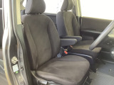 座面も厚みがあり背もたれも高く、広い足元にゆったり座れるシートです。運転席と助手席の間が空いている為、助手席側への移動がスムーズです。交通量の多い道でも助手席側から乗り降りができます。
