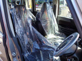 運転席はこちらです。プライベートな車内なのでリラックスできる空間を。