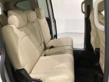 2列目シートは背もたれの角度調節ができるベンチシートになっております。長距離運転になってもゆったりとできるように、アームレストがついてます。